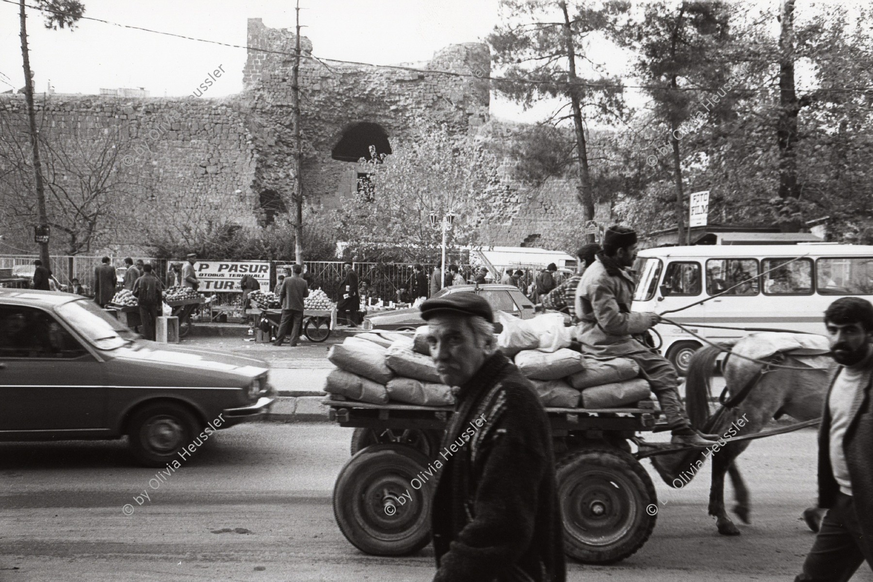 Image of sheet 19900980 photo 25: Stadtleben in Diyarbakir. Im Hintergrund die alte Stadtmauer. Türkei-Kurdistan 11.12.90
Türkei Kurden Kurdistan Turkey Kurds 1990 √