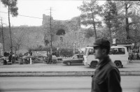 Image of sheet 19900980 photo 28: rtsg. Istanbul Strassenszenen Männergruppe Bulgarinnen. Bucak und Leman Firtina. Portrait im Büro der Zeitung Yüsil. Peschmerga aus dem Irak. Männer sitzen an der wärmenden Sonne und trinken Tee. Grill. Kleiner Junge verdient sein Geld mit einer Personenwaage. Soldat vor der alten Stadtmauer. Frauen vermummt mit Kopftüchern. Gruppe Jungen Knaben Buben. Fundamentalistin. Person unscharf vor einem Brottransport. Junge auf Esel. Türkei Kurden Kurdistan Turkey Kurds 1990