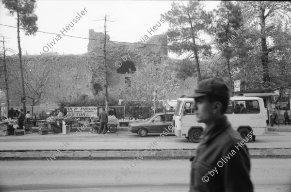 Image of sheet 19900980 photo 28: rtsg. Istanbul Strassenszenen Männergruppe Bulgarinnen. Bucak und Leman Firtina. Portrait im Büro der Zeitung Yüsil. Peschmerga aus dem Irak. Männer sitzen an der wärmenden Sonne und trinken Tee. Grill. Kleiner Junge verdient sein Geld mit einer Personenwaage. Soldat vor der alten Stadtmauer. Frauen vermummt mit Kopftüchern. Gruppe Jungen Knaben Buben. Fundamentalistin. Person unscharf vor einem Brottransport. Junge auf Esel. Türkei Kurden Kurdistan Turkey Kurds 1990