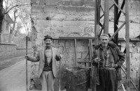 Image of sheet 19900980 photo 30: rtsg. Istanbul Strassenszenen Männergruppe Bulgarinnen. Bucak und Leman Firtina. Portrait im Büro der Zeitung Yüsil. Peschmerga aus dem Irak. Männer sitzen an der wärmenden Sonne und trinken Tee. Grill. Kleiner Junge verdient sein Geld mit einer Personenwaage. Soldat vor der alten Stadtmauer. Frauen vermummt mit Kopftüchern. Gruppe Jungen Knaben Buben. Fundamentalistin. Person unscharf vor einem Brottransport. Junge auf Esel. Türkei Kurden Kurdistan Turkey Kurds 1990