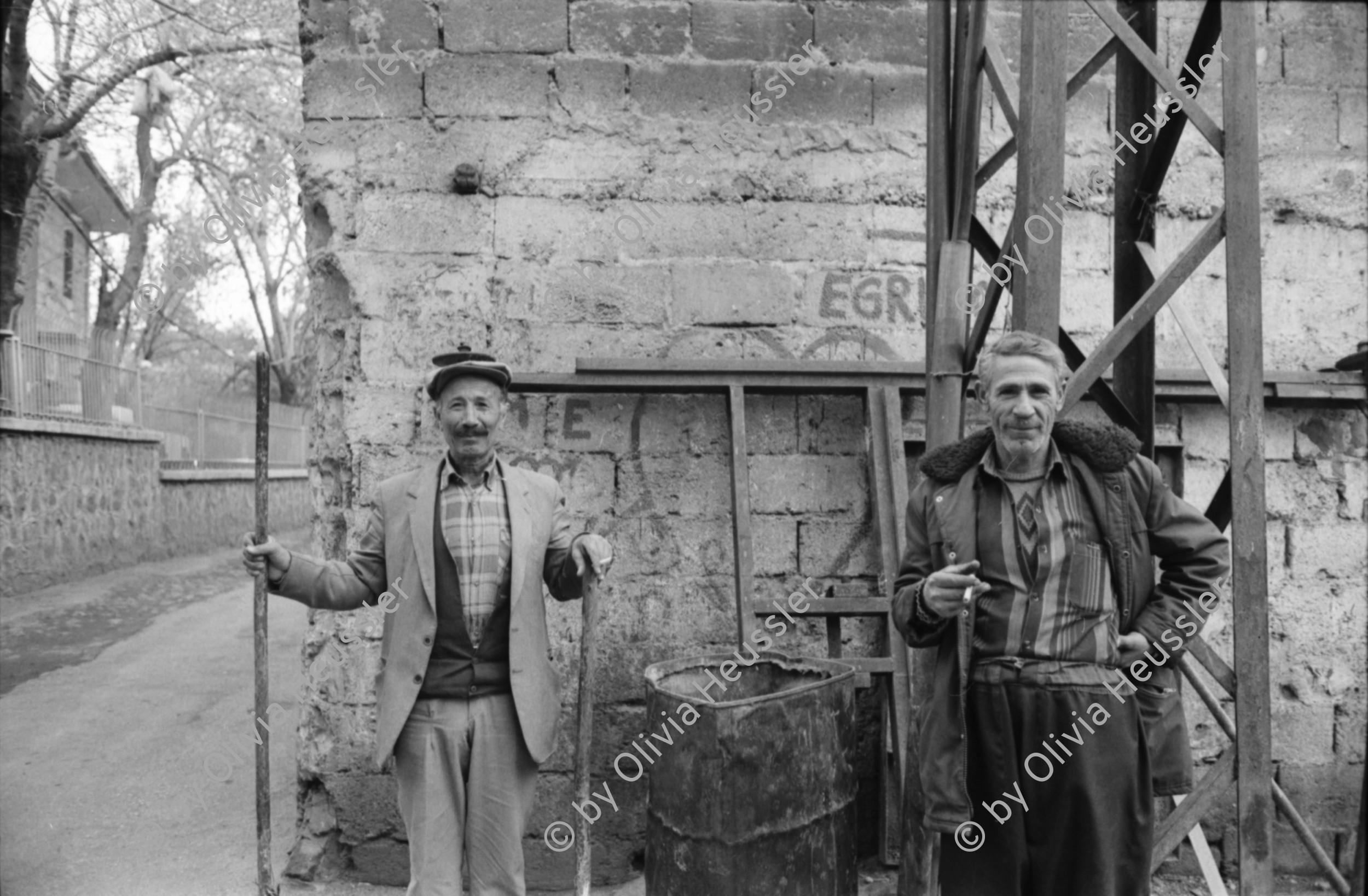 Image of sheet 19900980 photo 30: rtsg. Istanbul Strassenszenen Männergruppe Bulgarinnen. Bucak und Leman Firtina. Portrait im Büro der Zeitung Yüsil. Peschmerga aus dem Irak. Männer sitzen an der wärmenden Sonne und trinken Tee. Grill. Kleiner Junge verdient sein Geld mit einer Personenwaage. Soldat vor der alten Stadtmauer. Frauen vermummt mit Kopftüchern. Gruppe Jungen Knaben Buben. Fundamentalistin. Person unscharf vor einem Brottransport. Junge auf Esel. Türkei Kurden Kurdistan Turkey Kurds 1990
