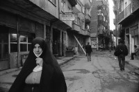 Image of sheet 19900980 photo 31: rtsg. Istanbul Strassenszenen Männergruppe Bulgarinnen. Bucak und Leman Firtina. Portrait im Büro der Zeitung Yüsil. Peschmerga aus dem Irak. Männer sitzen an der wärmenden Sonne und trinken Tee. Grill. Kleiner Junge verdient sein Geld mit einer Personenwaage. Soldat vor der alten Stadtmauer. Frauen vermummt mit Kopftüchern. Gruppe Jungen Knaben Buben. Fundamentalistin. Person unscharf vor einem Brottransport. Junge auf Esel. Türkei Kurden Kurdistan Turkey Kurds 1990