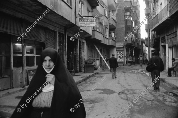 Image of sheet 19900980 photo 31: rtsg. Istanbul Strassenszenen Männergruppe Bulgarinnen. Bucak und Leman Firtina. Portrait im Büro der Zeitung Yüsil. Peschmerga aus dem Irak. Männer sitzen an der wärmenden Sonne und trinken Tee. Grill. Kleiner Junge verdient sein Geld mit einer Personenwaage. Soldat vor der alten Stadtmauer. Frauen vermummt mit Kopftüchern. Gruppe Jungen Knaben Buben. Fundamentalistin. Person unscharf vor einem Brottransport. Junge auf Esel. Türkei Kurden Kurdistan Turkey Kurds 1990