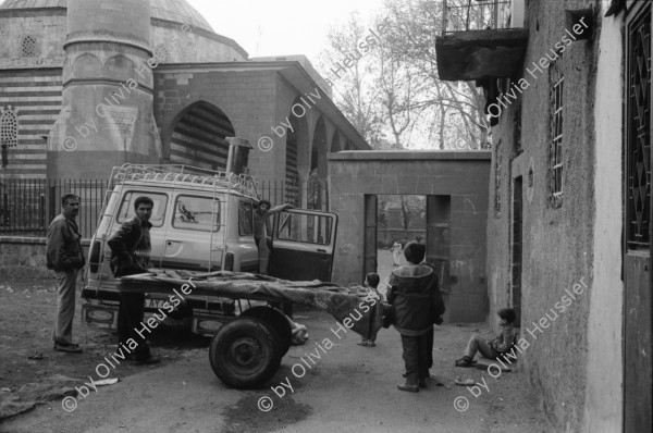 Image of sheet 19900980 photo 34: rtsg. Istanbul Strassenszenen Männergruppe Bulgarinnen. Bucak und Leman Firtina. Portrait im Büro der Zeitung Yüsil. Peschmerga aus dem Irak. Männer sitzen an der wärmenden Sonne und trinken Tee. Grill. Kleiner Junge verdient sein Geld mit einer Personenwaage. Soldat vor der alten Stadtmauer. Frauen vermummt mit Kopftüchern. Gruppe Jungen Knaben Buben. Fundamentalistin. Person unscharf vor einem Brottransport. Junge auf Esel. Türkei Kurden Kurdistan Turkey Kurds 1990