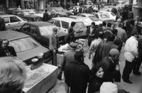 Image of sheet 19900980 photo 6: rtsg. Istanbul Strassenszenen Männergruppe Bulgarinnen. Bucak und Leman Firtina. Portrait im Büro der Zeitung Yüsil. Peschmerga aus dem Irak. Männer sitzen an der wärmenden Sonne und trinken Tee. Grill. Kleiner Junge verdient sein Geld mit einer Personenwaage. Soldat vor der alten Stadtmauer. Frauen vermummt mit Kopftüchern. Gruppe Jungen Knaben Buben. Fundamentalistin. Person unscharf vor einem Brottransport. Junge auf Esel. Türkei Kurden Kurdistan Turkey Kurds 1990