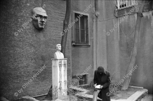 Image of sheet 19900980 photo 7: rtsg. Istanbul Strassenszenen Männergruppe Bulgarinnen. Bucak und Leman Firtina. Portrait im Büro der Zeitung Yüsil. Peschmerga aus dem Irak. Männer sitzen an der wärmenden Sonne und trinken Tee. Grill. Kleiner Junge verdient sein Geld mit einer Personenwaage. Soldat vor der alten Stadtmauer. Frauen vermummt mit Kopftüchern. Gruppe Jungen Knaben Buben. Fundamentalistin. Person unscharf vor einem Brottransport. Junge auf Esel. Türkei Kurden Kurdistan Turkey Kurds 1990