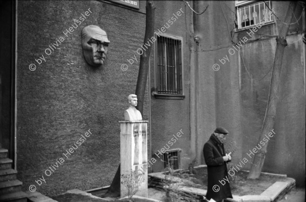 Image of sheet 19900980 photo 8: rtsg. Istanbul Strassenszenen Männergruppe Bulgarinnen. Bucak und Leman Firtina. Portrait im Büro der Zeitung Yüsil. Peschmerga aus dem Irak. Männer sitzen an der wärmenden Sonne und trinken Tee. Grill. Kleiner Junge verdient sein Geld mit einer Personenwaage. Soldat vor der alten Stadtmauer. Frauen vermummt mit Kopftüchern. Gruppe Jungen Knaben Buben. Fundamentalistin. Person unscharf vor einem Brottransport. Junge auf Esel. Türkei Kurden Kurdistan Turkey Kurds 1990