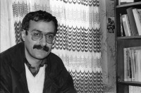 Image of sheet 19900990 photo 1: Journalist und Verwalter im Stadtzentralvorstand SPNr. 2 - 4 Hatip Dicle, Vorstandsmitglied IHD (Türkischer Menschenrechtsverein) in Diyarbakir Journalist an Schreibmaschine. Beerdigung in Lice von Kudret Filiz, 27 ig, Bäuerin. Männer und Frauen stehen getrennt. Männer stehen um das Grab und Hacken abwechslungsweise im harten Gestein. Das Grabloch. Das Fabrikgebäude. Portrait Frauen mit weissem Schal vermummt. Türkei Kurden Kurdistan Kurdish Turkey 
Lice (pronounced [ˈlidʒe]), (Kurdish: Licê) is a Kurdish district of Diyarbakır Province in Turkey. The population is 9,644 as of 2010. It is located 90 km (56 mi) from the capital, Diyarbakır. The mayor is Fikriye Aydın (BDP).