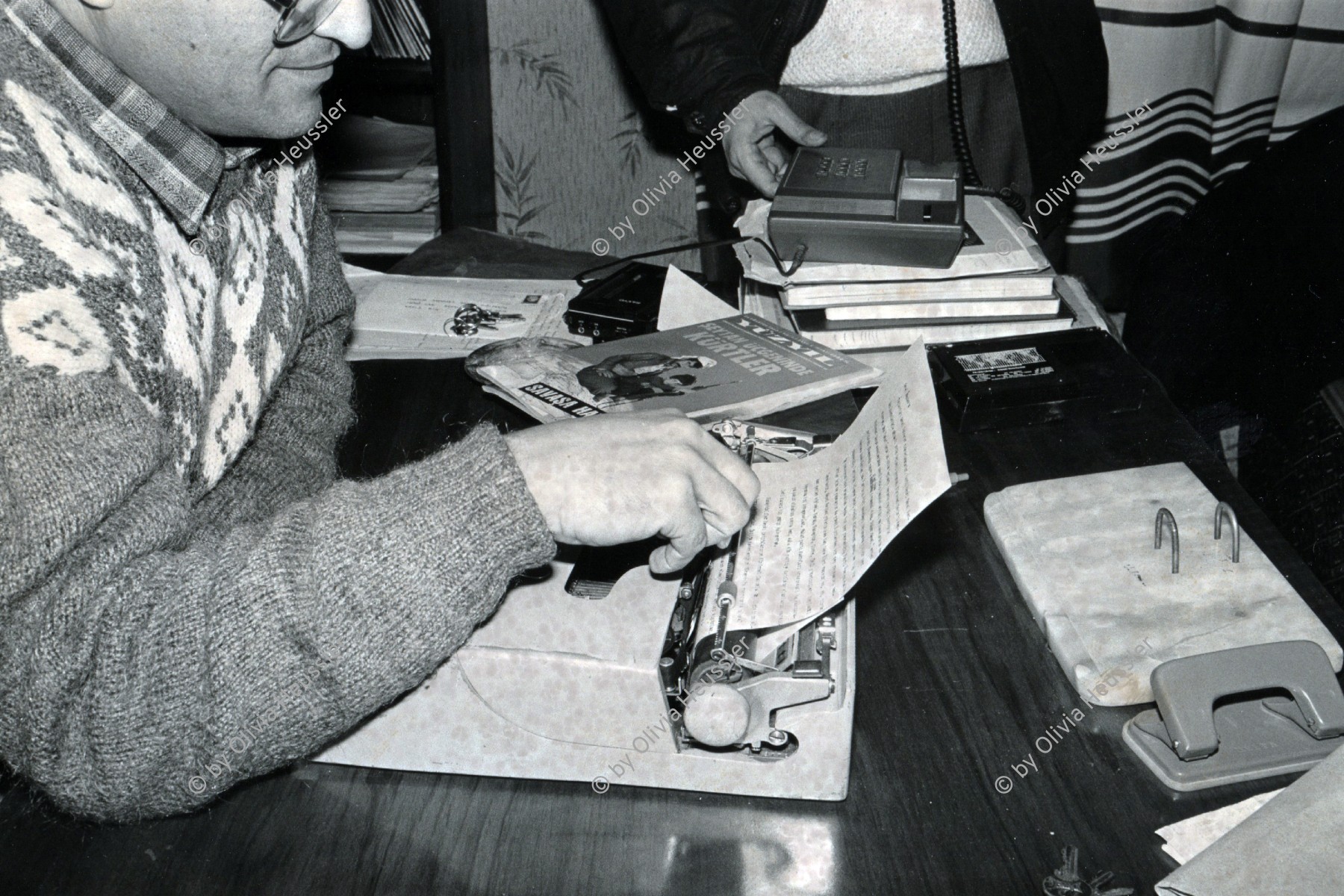 Image of sheet 19900990 photo 13: Journalist und Verwalter im  IHD (Türkischer Menschenrechtsverein) in Diyarbakir. Journalist an Schreibmaschine.  Türkei Kurden Kurdistan Kurdish Turkey  Turkish √