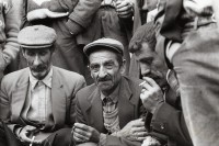 Image of sheet 19900990 photo 24: Kurdish peasants in sorrow during the funeral of Kudret Filiz (27) who had been killed by the Turkish army. Filiz had been shot during manifestation against the Turkish repression in Kurdistan. Region of Dabulö.
Türkei Kurden Kurdistan Kurdish Turkey Turkish 1990 √
Lice (pronounced [ˈlidʒe]), (Kurdish: Licê) is a Kurdish district of Diyarbakır Province in Turkey. The population is 9,644 as of 2010. It is located 90 km (56 mi) from the capital, Diyarbakır. The mayor is Fikriye Aydın (BDP).