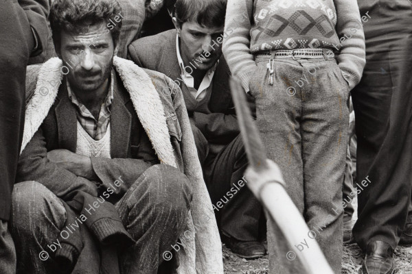 Image of sheet 19900990 photo 25: Kurdish peasants in sorrow during the funeral of Kudret Filiz (27) who had been killed by the Turkish army. Filiz had been shot during manifestation against the Turkish repression in Kurdistan. Region of Dabulö. Türkisch Kurdische Bauern an einer Beerdigung einer Bäuerin.
Türkei Kurden Kurdistan Kurdish Turkey Turkish 1990 √
Lice (pronounced [ˈlidʒe]), (Kurdish: Licê) is a Kurdish district of Diyarbakır Province in Turkey. The population is 9,644 as of 2010. It is located 90 km (56 mi) from the capital, Diyarbakır. The mayor is Fikriye Aydın (BDP).
ohne Aufkleber
Café Boy Ausstellung