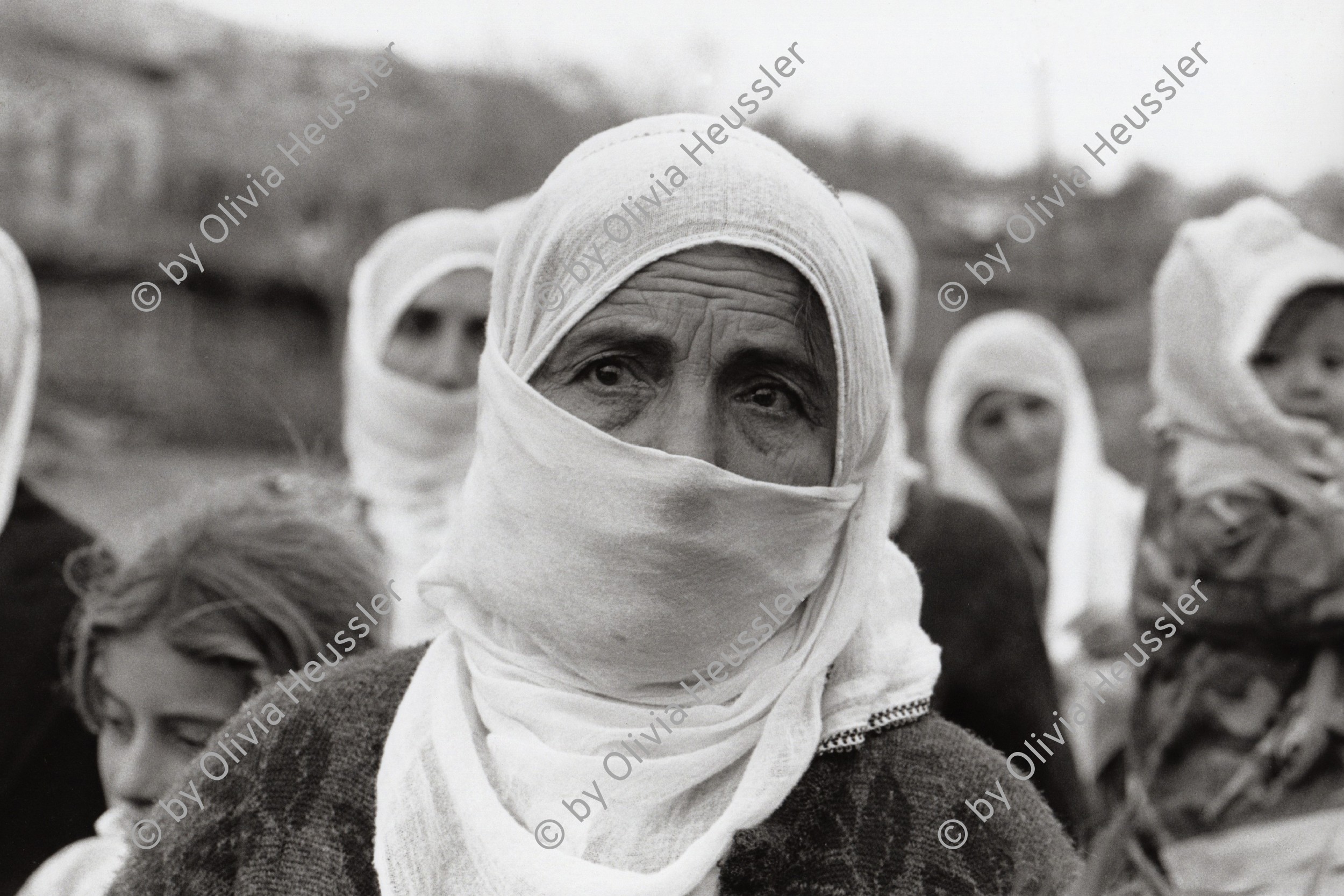 Image of sheet 19900990 photo 32: A Kurdish peasant woman is in sorrow because of the death of Kudret Filiz, a young woman who had been killed by the Turkish army in a manifestation  in Lice against the Turkish repression against the Kurds.
Türkei Kurden Kurdistan Kurdish Turkey Turkish 1990 √
Lice (pronounced [ˈlidʒe]), (Kurdish: Licê) is a Kurdish district of Diyarbakır Province in Turkey. The population is 9,644 as of 2010. It is located 90 km (56 mi) from the capital, Diyarbakır. The mayor is Fikriye Aydın (BDP).