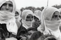 Image of sheet 19900990 photo 33: © 1990, OLIVIA HEUSSLER / www.clic.li
Beerdigung im Weiler Lice bei Dabulö von Kudret Filiz, 27 ig, Bäuerin. Männer und Frauen stehen getrennt. Portrait Frauen mit Kind und weissem Schal vermummt. Türkei Kurden Kurdistan Kurdish Turkey 1990 √
woman women kurdish kurds farmer