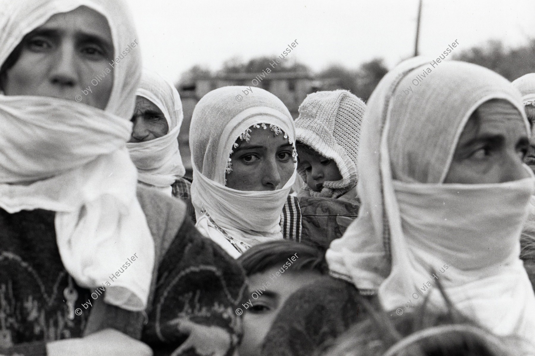 Image of sheet 19900990 photo 33: © 1990, OLIVIA HEUSSLER / www.clic.li
Beerdigung im Weiler Lice bei Dabulö von Kudret Filiz, 27 ig, Bäuerin. Männer und Frauen stehen getrennt. Portrait Frauen mit Kind und weissem Schal vermummt. Türkei Kurden Kurdistan Kurdish Turkey 1990 √
woman women kurdish kurds farmer