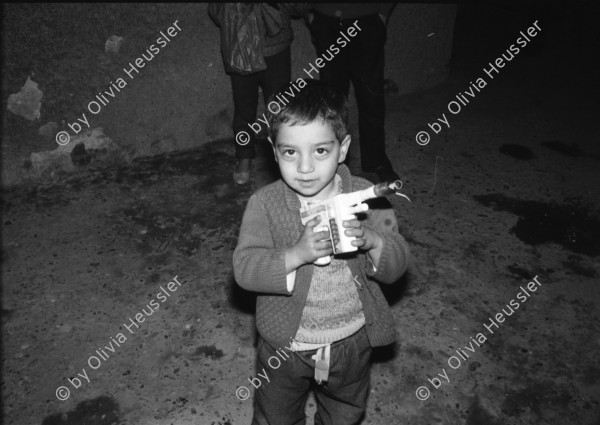 Image of sheet 19901000 photo 2: Nachts. Kleiner Junge mit Spielzeugpistole. Kinder rs an  Türkei Kurden Kurdish TR North Kurdistan Turkey Turkish