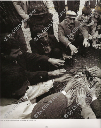 Image of sheet 19901010 photo 10: Die Bauern wärmen sich nach der Beerdigung ihre Hände über dem Feuer. Lice Türkei Kurdistan 12.90
fyer farmer warming up hands Kurds grave Turkey 


Aus: von Zeit zu Zeit Out of: from Time to Time
Kurdish peasents, warming their hands in sorrow during the funeral of Kudret Filiz (27) who had been killed by the Turkish army. Kudret had participated in a manifestation against the Turkish policy in Kurdistan an been shot.

Lice (pronounced [ˈlidʒe]), (Kurdish: Licê) is a Kurdish district of Diyarbakır Province in Turkey. The population is 9,644 as of 2010. It is located 90 km (56 mi) from the capital, Diyarbakır. 

Türkei Kurden Kurdistan Kurdish Turkey Turkish 1990 √





book