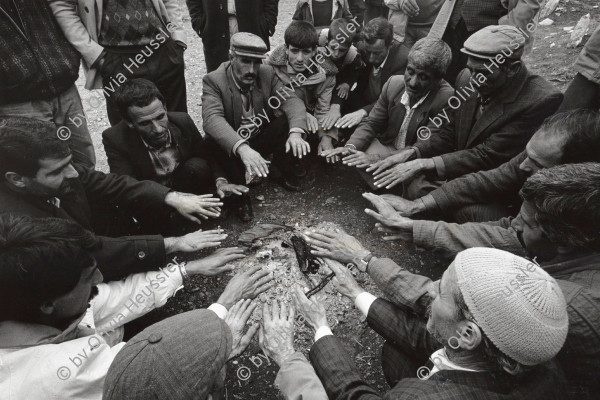 Image of sheet 19901010 photo 10: Bauern waermen sich nach einer Beerdigung die Hande ueber dem Feuer, Lice Kurdische Tuerkei, 1990.

ohne Aufkleber


Aus: von Zeit zu Zeit Out of: from Time to Time
Kurdish peasents, warming their hands in sorrow during the funeral of Kudret Filiz (27) who had been killed by the Turkish army. Kudret had participated in a manifestation against the Turkish policy in Kurdistan an been shot.

Türkei Kurden Kurdistan Kurdish Turkey Turkish 1990 √

cover of: Kurds through the photographer's lens
http://www.amazon.com/Kurds-Through-photographers-Mark-Muller/dp/1904563864
Exhibition
Im Bestand der Fotostiftung Schweiz 30x40 cm Baryt Vintage 1990.012 B.0226
19901010_10