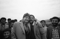 Image of sheet 19901010 photo 13: Portrait Nevczat Helvaci Präsident IHD Menschenrechtsverein Türkei in Ankara. CH er Schweizer Botschafter in Ankara Herr Adolf Lacher.
In Dabulö bei Lice beerdigen die Männer die 27 ig jährige Bäuerin und Mutter von vier Kindern Kudret Filiz. Die Hände der Männer kommen  über dem warmen Feuer zusammen. Beat Schuler und ein Kurde. Die Frauen weinen und trauern getrennt von den Männern. Die Männer tragen die Leiche zum Grab. Das Friedenszeichen wird immer wieder gesehen und das Begräbnis wird zum politischen Protest.
Türkei Kurden Kurdistan Kurdish Turkey Turkish 1990