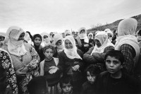 Image of sheet 19901010 photo 16: In Dabulö bei Lice beerdigen die Männer die 27 ig jährige Bäuerin und Mutter von vier Kindern Kudret Filiz.  Die Frauen beweinen und trauern getrennt von den Männern und das Begräbnis wird zum politischen Protest.
In Dabulö, Lice. The men bury the 27 year-old farmer and mother of four children Kudret Filiz. The women weep and mourn separated from the men and the funeral is also a political protest.

Türkei Kurden Kurdistan Kurdish Turkey Turkish 1990 
© 1990, OLIVIA HEUSSLER / www.clic.li  √