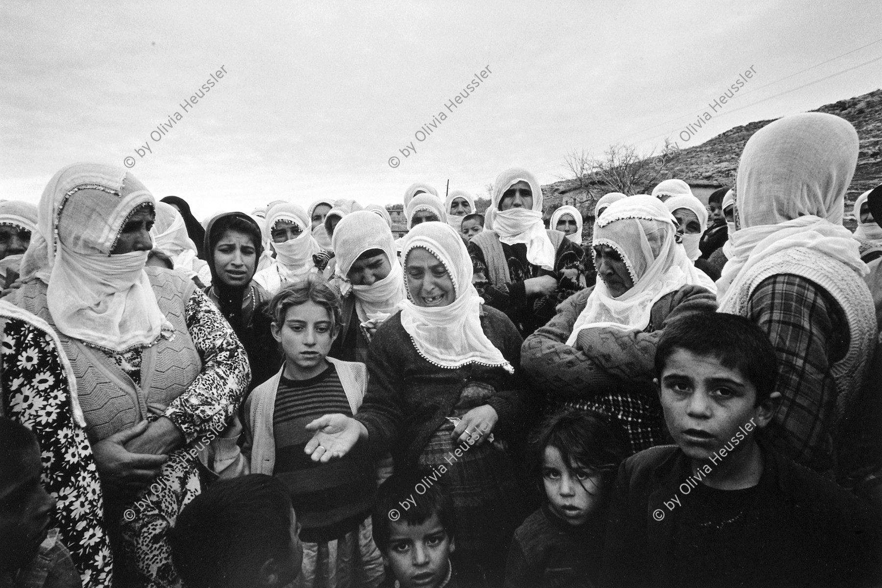 Image of sheet 19901010 photo 16: In Dabulö bei Lice beerdigen die Männer die 27 ig jährige Bäuerin und Mutter von vier Kindern Kudret Filiz.  Die Frauen beweinen und trauern getrennt von den Männern und das Begräbnis wird zum politischen Protest.
In Dabulö, Lice. The men bury the 27 year-old farmer and mother of four children Kudret Filiz. The women weep and mourn separated from the men and the funeral is also a political protest.

Türkei Kurden Kurdistan Kurdish Turkey Turkish 1990 
© 1990, OLIVIA HEUSSLER / www.clic.li  √