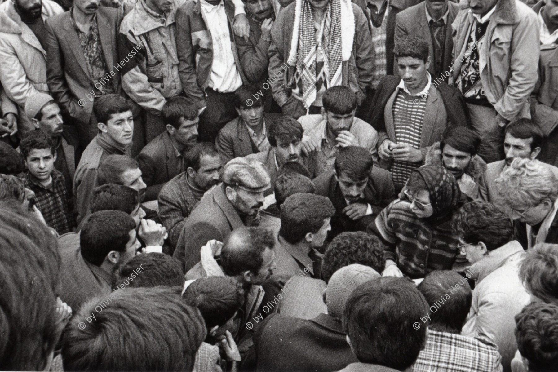 Image of sheet 19901010 photo 2: In Dabulö bei Lice beerdigen die Männer die 27 ig jährige Bäuerin und Mutter von 4 Kindern Kudret Filiz. Journalisten hören ihre Klagen.
Lice
Türkei Kurden Kurdistan Kurdish Turkey Turkish 1990 √
Lice (pronounced [ˈlidʒe]), (Kurdish: Licê) is a Kurdish district of Diyarbakır Province in Turkey. The population is 9,644 as of 2010. It is located 90 km (56 mi) from the capital, Diyarbakır. The mayor is Fikriye Aydın (BDP).

© 1990, OLIVIA HEUSSLER / www.clic.li