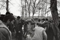 Image of sheet 19901010 photo 21: Die Männer vom Weiler Dabulö beerdigen die junge Frau, die bei den Volksprotesten in Lice erschossen wurde. Lice, Türkei Kurdistan, 18.12.90

Kurdish peasents, warming their hands in sorrow during the funeral of Kudret Filiz (27) who had been killed by the Turkish army. Kudret had participated in a manifestation against the Turkish policy in Kurdistan an been shot. Turkey 

Türkei Kurden Kurdish Turkish 1990 √

© 1990, OLIVIA HEUSSLER / www.clic.li