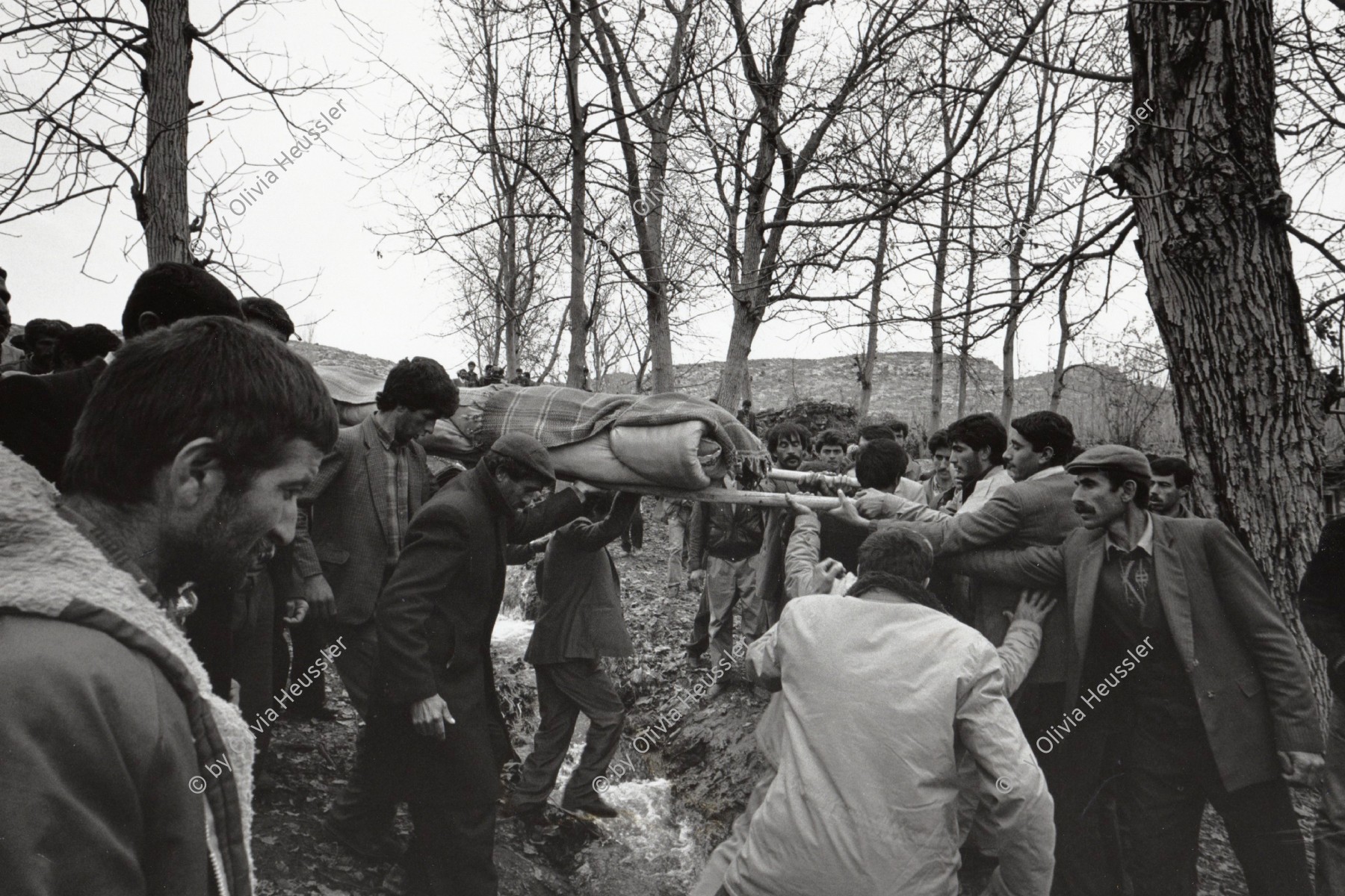 Image of sheet 19901010 photo 21: Die Männer vom Weiler Dabulö beerdigen die junge Frau, die bei den Volksprotesten in Lice erschossen wurde. Lice, Türkei Kurdistan, 18.12.90

Kurdish peasents, warming their hands in sorrow during the funeral of Kudret Filiz (27) who had been killed by the Turkish army. Kudret had participated in a manifestation against the Turkish policy in Kurdistan an been shot. Turkey 

Türkei Kurden Kurdish Turkish 1990 √

© 1990, OLIVIA HEUSSLER / www.clic.li