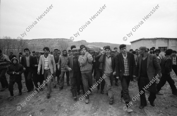 Image of sheet 19901010 photo 22: In Dabulö bei Lice beerdigen die Männer die 27 ig jährige Bäuerin und Mutter von 4 Kindern Kudret Filiz. Journalisten hören ihre Klagen.
Lice
Türkei Kurden Kurdistan Kurdish Turkey Turkish 1990 √
Lice (pronounced [ˈlidʒe]), (Kurdish: Licê) is a Kurdish district of Diyarbakır Province in Turkey. The population is 9,644 as of 2010. It is located 90 km (56 mi) from the capital, Diyarbakır. The mayor is Fikriye Aydın (BDP).

© 1990, OLIVIA HEUSSLER / www.clic.li