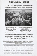 Image of sheet 19901010 photo 24: Poster Plakat Ausstellung Spendenaufruf Kurdistan 20.03.1991 - 16.04.1991 Vorderhaus Freiburg i.Breisgau D
In Dabulö bei Lice beerdigen die Männer die 27 ig jährige Bäuerin und Mutter von vier Kindern Kudret Filiz. Die Hände der Männer kommen  über dem warmen Feuer zusammen. Beat Schuler und ein Kurde. Die Frauen weinen und trauern getrennt von den Männern. Die Männer tragen die Leiche zum Grab. Das Friedenszeichen wird immer wieder gesehen und das Begräbnis wird zum politischen Protest.
Türkei Kurden Kurdistan Kurdish Turkey Turkish 1990 
flyer