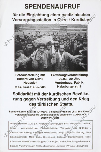 Image of sheet 19901010 photo 24: Poster Plakat Ausstellung Spendenaufruf Kurdistan 20.03.1991 - 16.04.1991 Vorderhaus Freiburg i.Breisgau D
In Dabulö bei Lice beerdigen die Männer die 27 ig jährige Bäuerin und Mutter von vier Kindern Kudret Filiz. Die Hände der Männer kommen  über dem warmen Feuer zusammen. Beat Schuler und ein Kurde. Die Frauen weinen und trauern getrennt von den Männern. Die Männer tragen die Leiche zum Grab. Das Friedenszeichen wird immer wieder gesehen und das Begräbnis wird zum politischen Protest.
Türkei Kurden Kurdistan Kurdish Turkey Turkish 1990 
flyer