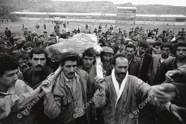 Image of sheet 19901010 photo 24: In Dabulö bei Lice beerdigen die Männer die 27 ig jährige Bäuerin und Mutter von vier Kindern Kudret Filiz. Die 27 jährige Bäuerin wurde während einer Demonstration in Lice von Militärs erschossen. Türkei Kurdische 12.90
Beerdigung Leiche Frau 1990 Kurds
Kurdish peasents, funeral of Kudret Filiz (27) who had been killed by the Turkish army. Kudret had participated in a manifestation against the Turkish policy in Kurdistan an been shot.
Kurdish Turkey Lice Dabulö 1990 √
© 1990, OLIVIA HEUSSLER / www.clic.li
Exhibition
Im Bestand der Fotostiftung Schweiz 30x40 cm Baryt Vintage 1990.011 B.0226
19901010_24