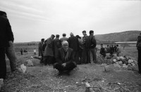 Image of sheet 19901010 photo 4: Portrait Nevczat Helvaci Präsident IHD Menschenrechtsverein Türkei in Ankara. CH er Schweizer Botschafter in Ankara Herr Adolf Lacher.
In Dabulö bei Lice beerdigen die Männer die 27 ig jährige Bäuerin und Mutter von vier Kindern Kudret Filiz. Die Hände der Männer kommen  über dem warmen Feuer zusammen. Beat Schuler und ein Kurde. Die Frauen weinen und trauern getrennt von den Männern. Die Männer tragen die Leiche zum Grab. Das Friedenszeichen wird immer wieder gesehen und das Begräbnis wird zum politischen Protest.
Türkei Kurden Kurdistan Kurdish Turkey Turkish 1990