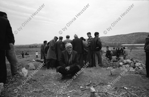 Image of sheet 19901010 photo 4: Portrait Nevczat Helvaci Präsident IHD Menschenrechtsverein Türkei in Ankara. CH er Schweizer Botschafter in Ankara Herr Adolf Lacher.
In Dabulö bei Lice beerdigen die Männer die 27 ig jährige Bäuerin und Mutter von vier Kindern Kudret Filiz. Die Hände der Männer kommen  über dem warmen Feuer zusammen. Beat Schuler und ein Kurde. Die Frauen weinen und trauern getrennt von den Männern. Die Männer tragen die Leiche zum Grab. Das Friedenszeichen wird immer wieder gesehen und das Begräbnis wird zum politischen Protest.
Türkei Kurden Kurdistan Kurdish Turkey Turkish 1990