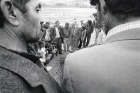 Image of sheet 19901010 photo 6: Kudret had participated in a manifestation against the Turkish policy in Kurdistan an been shot.
Während der Beerdigung von Kudret Filiz, einer Bäuerin die vom türkischen Militär umgebracht wurde. Dabulö, Lice, Kursiche Türkei 1990.

ohne Aufkleber
Im Bestand der Fotostiftung Schweiz 30x40 cm Baryt Vintage 1990.010 B.0226
19901010_06