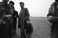 Image of sheet 19901010 photo 8: Portrait Nevczat Helvaci Präsident IHD Menschenrechtsverein Türkei in Ankara. CH er Schweizer Botschafter in Ankara Herr Adolf Lacher.
In Dabulö bei Lice beerdigen die Männer die 27 ig jährige Bäuerin und Mutter von vier Kindern Kudret Filiz. Die Hände der Männer kommen  über dem warmen Feuer zusammen. Beat Schuler und ein Kurde. Die Frauen weinen und trauern getrennt von den Männern. Die Männer tragen die Leiche zum Grab. Das Friedenszeichen wird immer wieder gesehen und das Begräbnis wird zum politischen Protest.
Türkei Kurden Kurdistan Kurdish Turkey Turkish 1990