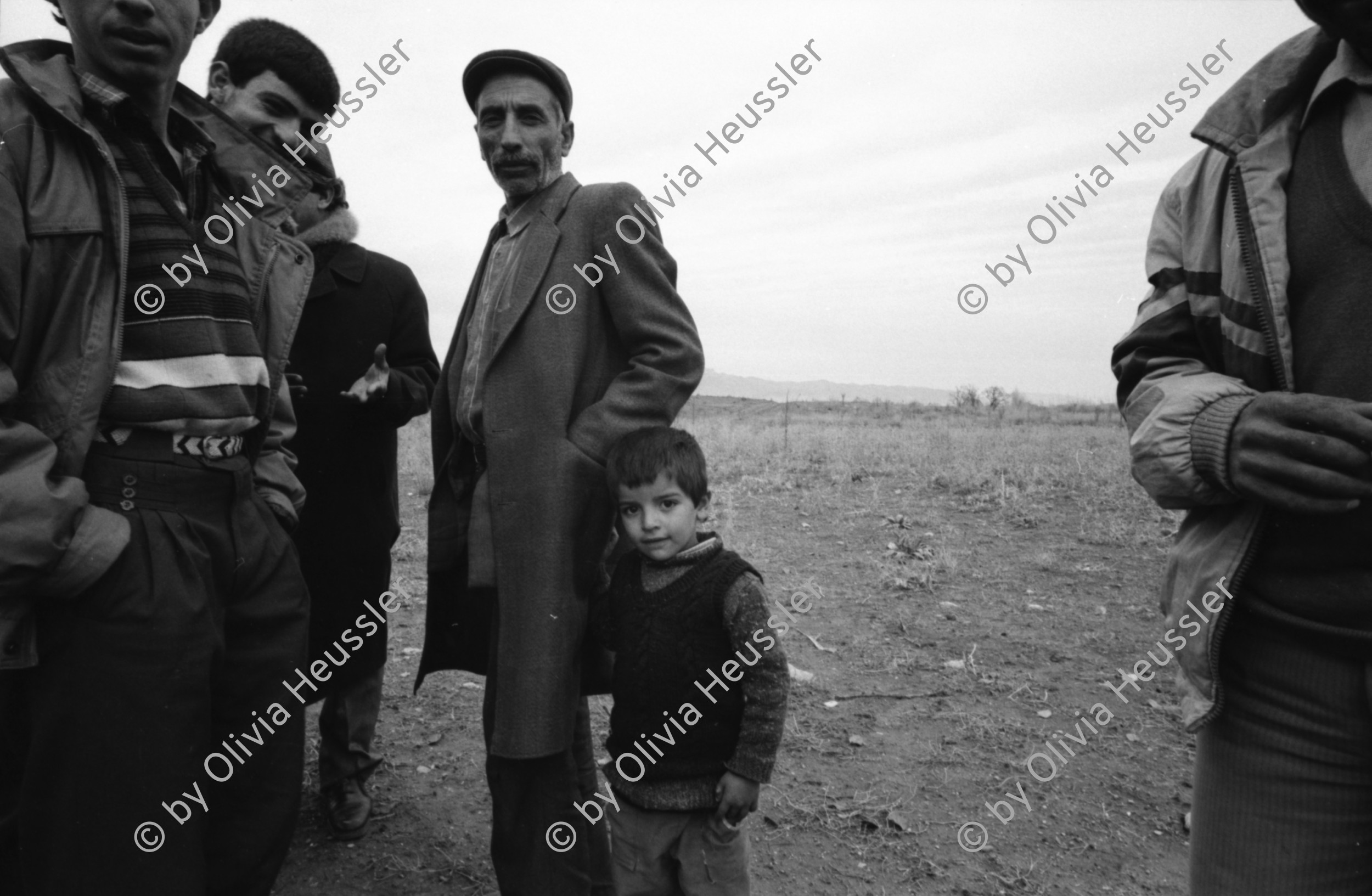Image of sheet 19901010 photo 8: Portrait Nevczat Helvaci Präsident IHD Menschenrechtsverein Türkei in Ankara. CH er Schweizer Botschafter in Ankara Herr Adolf Lacher.
In Dabulö bei Lice beerdigen die Männer die 27 ig jährige Bäuerin und Mutter von vier Kindern Kudret Filiz. Die Hände der Männer kommen  über dem warmen Feuer zusammen. Beat Schuler und ein Kurde. Die Frauen weinen und trauern getrennt von den Männern. Die Männer tragen die Leiche zum Grab. Das Friedenszeichen wird immer wieder gesehen und das Begräbnis wird zum politischen Protest.
Türkei Kurden Kurdistan Kurdish Turkey Turkish 1990