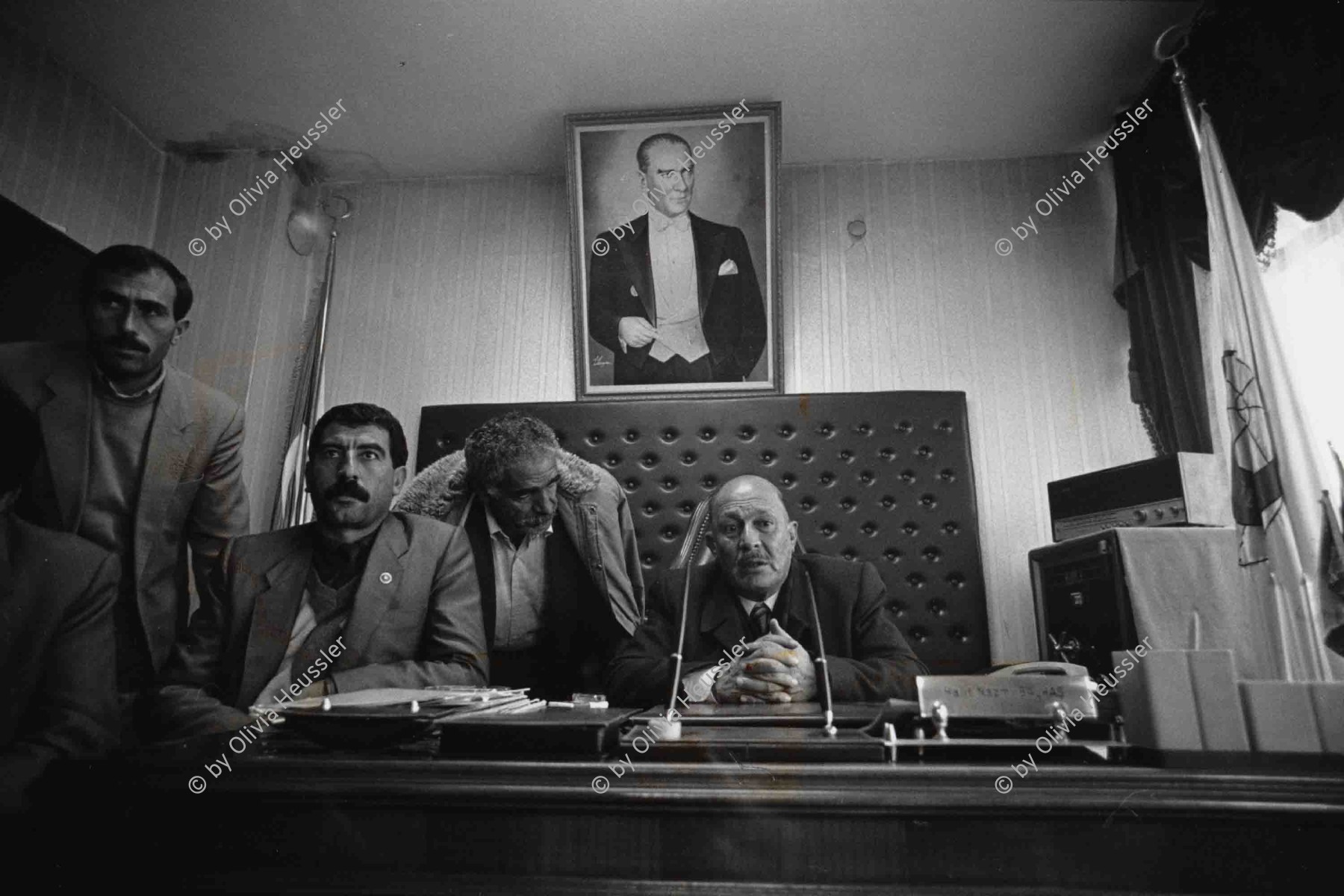 Image of sheet 19901020 photo 1: Halit Nazmi Balkas, Bürgermeister von Lice, unter dem Portrait Atatürks.  Türkei-Kurdistan, 13.12.90
Kurdische Türkei Kurds Kurden Kurdish Turkey 1990 √
© 1990, OLIVIA HEUSSLER / www.clic.li