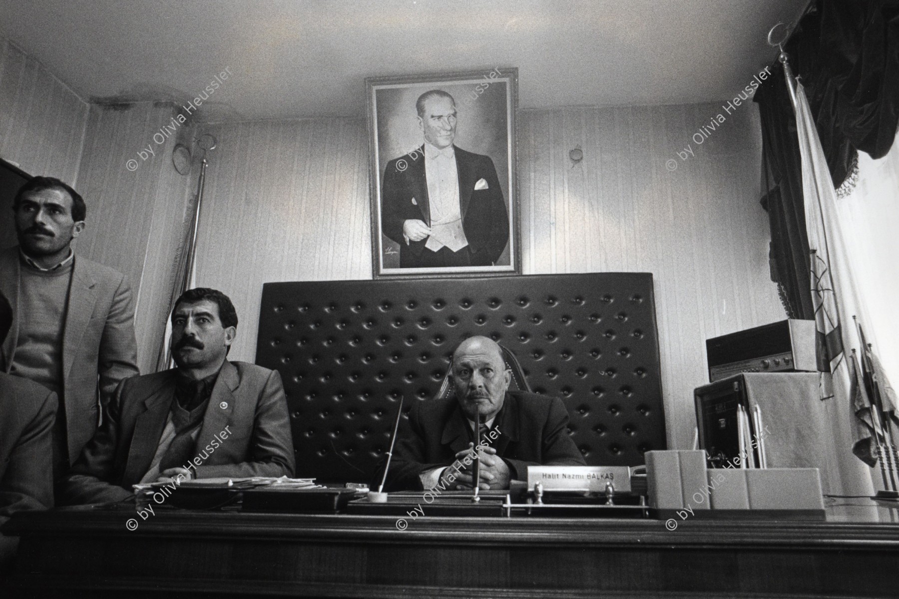 Image of sheet 19901020 photo 2: Halit Nazmi Balkas ist der Bürgermeister von Lice, nördlich von Diyarbakir, Türkei Kurdistan 12.90 unter dem Portrait Atatürks.
Kurdische Türkei Kurds Kurden Kurdish Turkey 1990 √
© 1990, OLIVIA HEUSSLER / www.clic.li