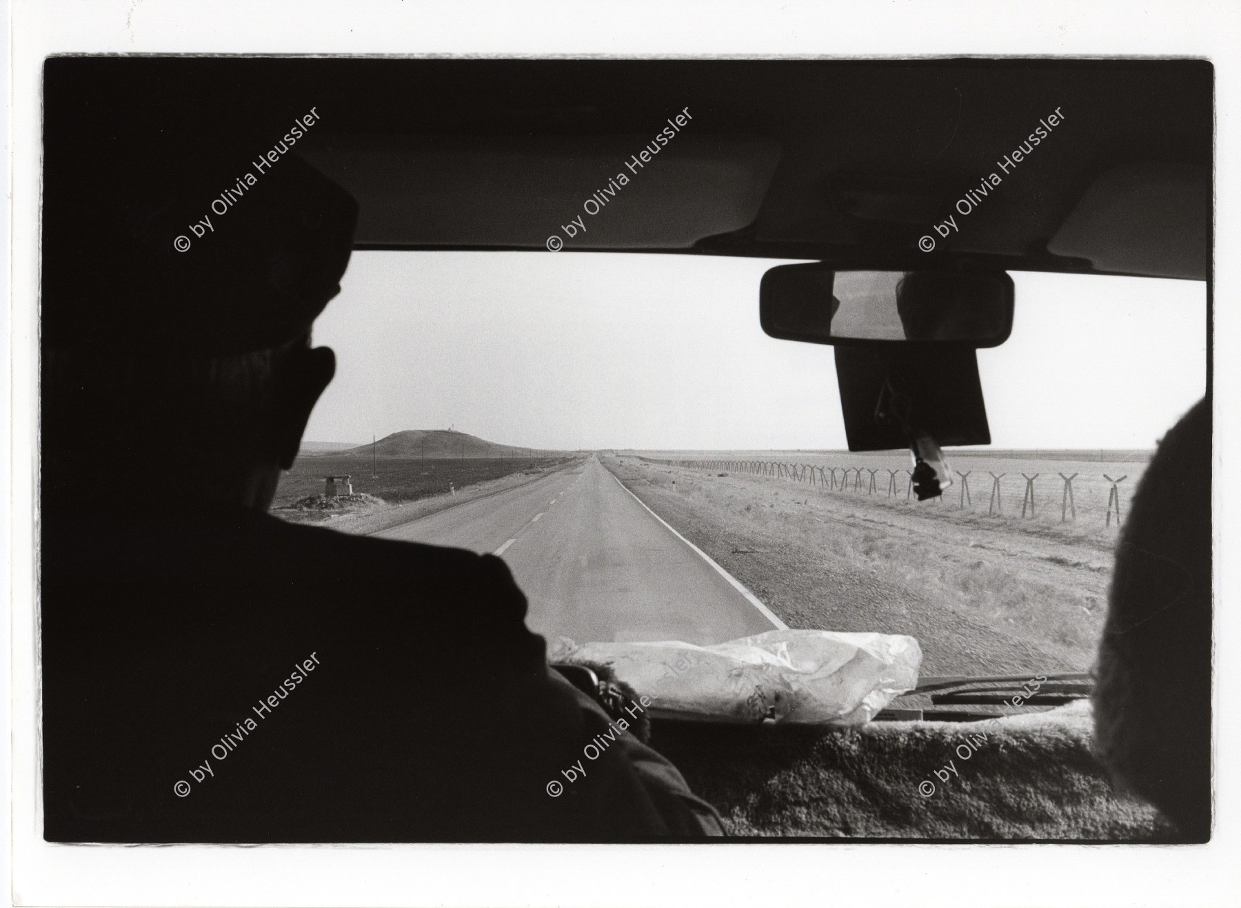 Image of sheet 19901020 photo 26: Auf der Fahrt nach Nusaybin führt die Strasse entlang der Grenze zum Irak.  Türkei Kurden Turkish Kurds Turkey Kurdish 1990 √ border Iraq
© 1990, OLIVIA HEUSSLER / www.clic.li