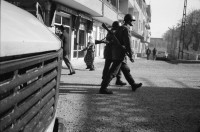 Image of sheet 19901020 photo 27: Militaerpatrouille in Nusaybin, Kurdische Tuerkei 1990.
Military Army Patrol  Soldier Helmet civilians street Türkei Kurden Turkish Kurds Turkey Kurdish 1990 √