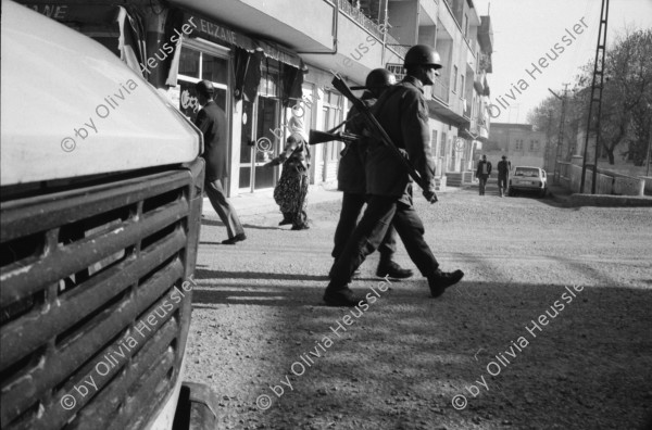 Image of sheet 19901020 photo 27: Militaerpatrouille in Nusaybin, Kurdische Tuerkei 1990.
Military Army Patrol  Soldier Helmet civilians street Türkei Kurden Turkish Kurds Turkey Kurdish 1990 √