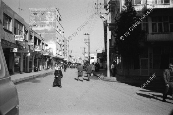 Image of sheet 19901020 photo 28: Halit Nazmi Balkas ist der Bürgermeister von Lice, nördlich von Diyarbakir, Türkei Kurdistan 12.90 unter dem Portrait Atatürks.
Kurdische Türkei Kurds Kurden Kurdish Turkey 1990 √
© 1990, OLIVIA HEUSSLER / www.clic.li