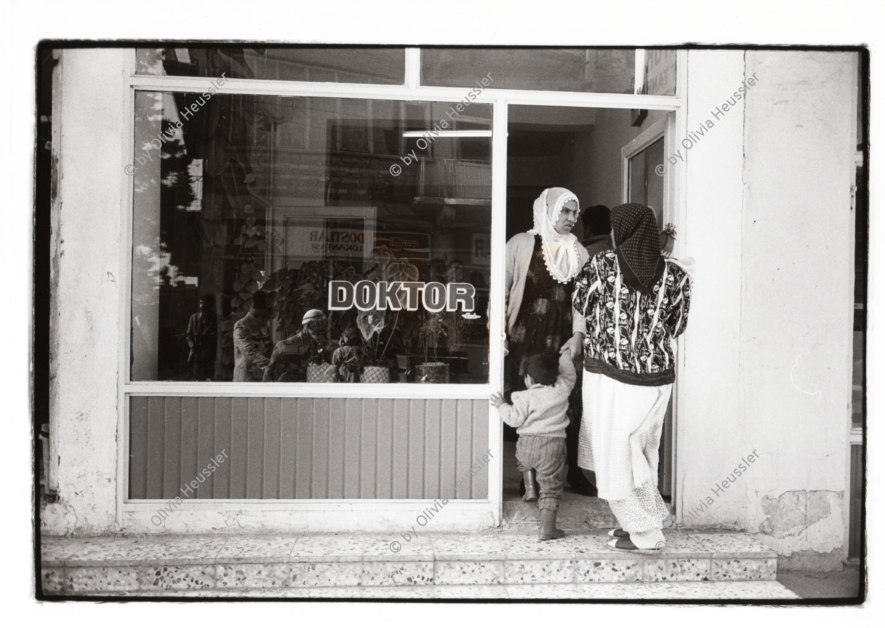 Image of sheet 19901020 photo 33: Kurdische Frauen treffen sich beim Doktor. Nusaybin medical center women Doctor child kind health civilians
 Türkei Kurden Turkish Kurds Turkey Kurdish 1990 √
© 1990, OLIVIA HEUSSLER / www.clic.li