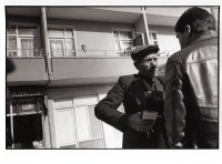Image of sheet 19901020 photo 37: Mein Fahrer wird von einem zivilen Staatssicherheit Angestellter  angehalten und kontrolliert. Nusaybin Kurdische Türkei

My driver's paper are controlled by a civil security man. Nusaybin Turkey-Kurdistan  Türkei Kurden Turkish Kurds Turkey Kurdish 1990 √

turkish secret police control civil funkgerät radio service military militär