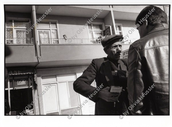 Image of sheet 19901020 photo 37: Mein Fahrer wird von einem zivilen Staatssicherheit Angestellter  angehalten und kontrolliert. Nusaybin Kurdische Türkei

My driver's paper are controlled by a civil security man. Nusaybin Turkey-Kurdistan  Türkei Kurden Turkish Kurds Turkey Kurdish 1990 √

turkish secret police control civil funkgerät radio service military militär