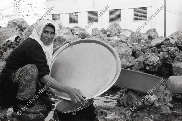 Image of sheet 19901030 photo 10: Kurdin wäscht Kuchenblech am Fluss der 'weissen Quelle' Midyat Kurdische Türkei Kurden Turkish Kurds Turkey Kurdish 1990 √