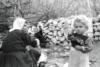 Image of sheet 19901030 photo 12: Kurdin mit ihrer Tochter trägt Wasser am Fluss der 'weissen Quelle' Miydiat Türkei Kurdistan 12.90 1990 √ Kurdische Kurds Frau Mother Mutter child Water child Turkey blond Mother Water fountain
