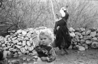Image of sheet 19901030 photo 15: Kurdin mit ihrer Tochter trägt Wasser am Fluss der 'weissen Quelle' Midyat Kurdische Türkei Kurden Turkish Kurds Turkey Kurdish 1990 √ blond Mädchen child girl Mother Water