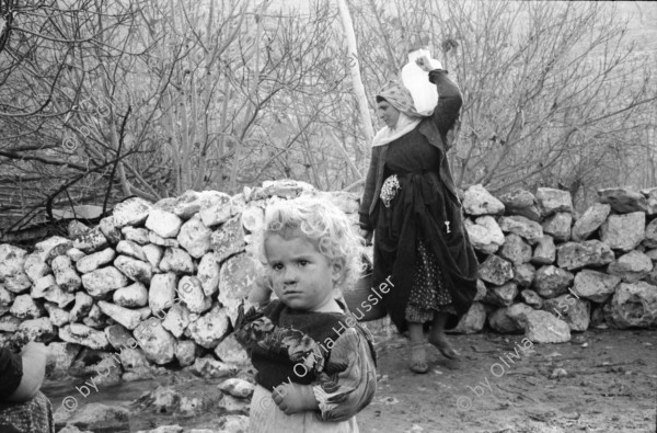 Image of sheet 19901030 photo 15: Kurdin mit ihrer Tochter trägt Wasser am Fluss der 'weissen Quelle' Midyat Kurdische Türkei Kurden Turkish Kurds Turkey Kurdish 1990 √ blond Mädchen child girl Mother Water