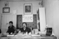 Image of sheet 19901030 photo 2: Dr. Karaman leitet als Arzt den Menschenrechtsverein in Nusaybin. Atatürk wacht auch über ihn und den Knaben.Bei der weissen Quelle auf dem Weg nach Seyhmehmet.Bauern Frauen waschen grosse Bleche am Fluss. Eine Frau trägt einen Kanister auf der Schulter. Sie trägt einen Schlüssel am Rock, was besagt, dass sie die Herrin im Haus ist und oder den Schlüssel zum Paradies besitzt.Kindergruppe. Mann pflügt mit Pferd den Acker. Am Postbüro PTT in Midyat kleben politische Propaganda Plakate gegen die PKK. Ein Schulhof, mit Atatürk s Siluette. Drei Frauen. Kohl wird ausgeladen. Die Frau schleppt und der Mann lächelt. Turkish Kurdish Kurdistan Kurds
